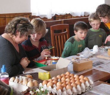 Drátkování a malování velikonočních vajíček