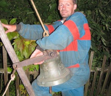 Instalace zvonu v Brodku